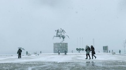 Сильный снегопад в Салониках парализовал работу аэропорта и транспорта 