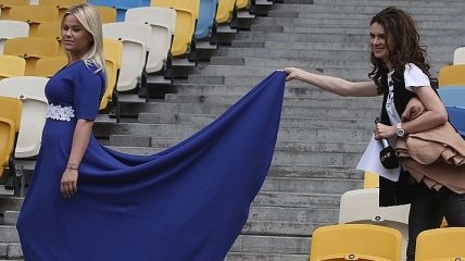 Жены футболистов сборной Украины устроили фотосессию на "Олимпийском"