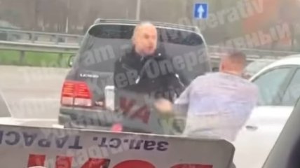 Mortal Kombat по-киевски: видео драки водителей повеселило сеть