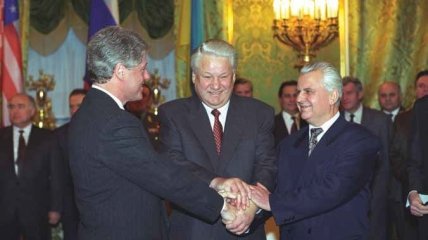 Білл Клінтон, Борис Єльцин та Леонід Кравчук після підписання тристоронньої заяви про ядерне роззброєння України, 14 січня 1994 року