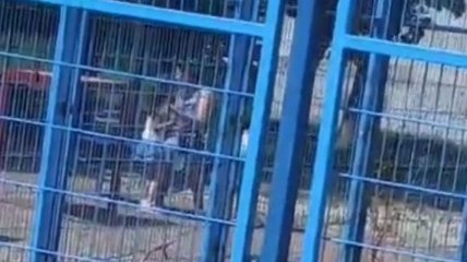 В Харькове женщина посреди улицы избивала ребенка: очевидцы не пытались ее остановить (видео)