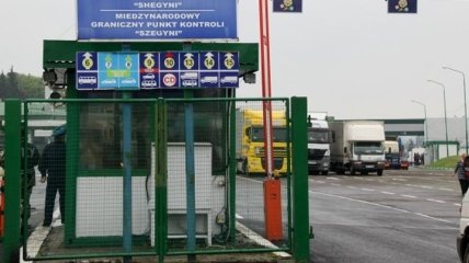 В очередях на границе с Польшей стоят более 700 автомобилей