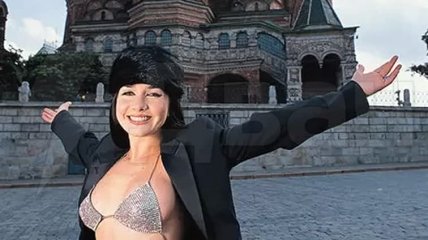 Скандал с обнаженкой на Красной площади: кто еще из звезд раздевался возле храмов в России (фото, видео)