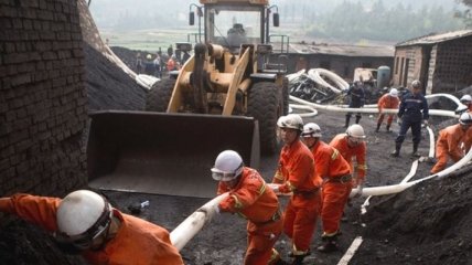 Обвал шахты в Китае: под завалами остаются десятки горняков