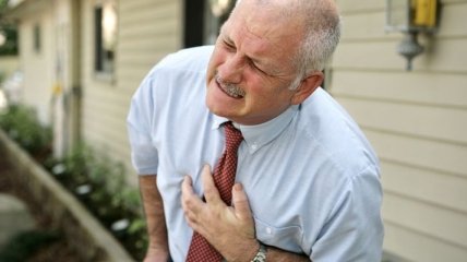 Длительные боли в груди - признак сердечного приступа