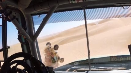 Это Дакар, а не паркур: гонщик кувыркнулся с дюны и поехал дальше (Видео)