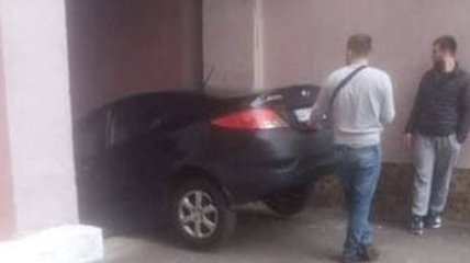 Ловушка для авто: на одних и тех же ступеньках в Киеве застряли уже две машины за месяц (фото, видео)