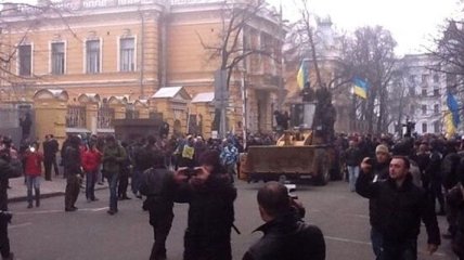 Митингующие трактором штурмуют ограждение Администрации Президента