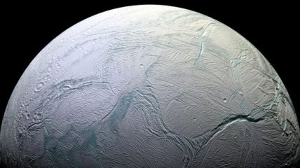 Cassini сделала снимки извергающихся криовулканов Энцелада 