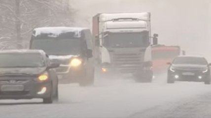 Мощные снегопады застопорили фуры на дорогах Украины, во Львове отменяют авиарейсы (фото, видео)