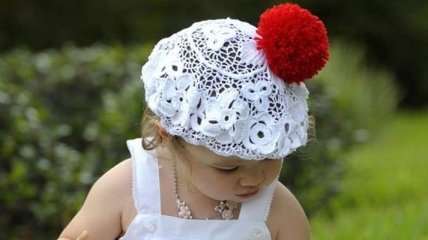 Милые вязаные шапочки для маленьких принцесс (Фото)