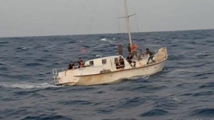 Возле берегов Италии задержали яхту украинцев с полным трюмом нелегалов