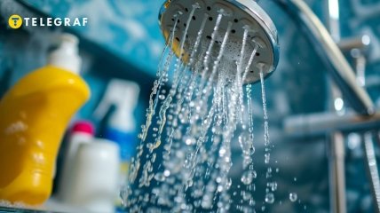 Очищать душ нужно регулярно (изображение создано с помощью ИИ)