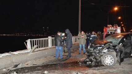 В Днепропетровске иномарка упала с моста в Днепр