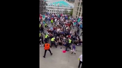 Давка и потасовки фанов с копами: что происходит у "Уэмбли" перед финальным матчем Евро-2020 (видео)