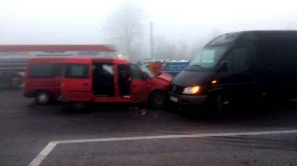 Под Ровно столкнулись семь автомобилей, есть пострадавшие