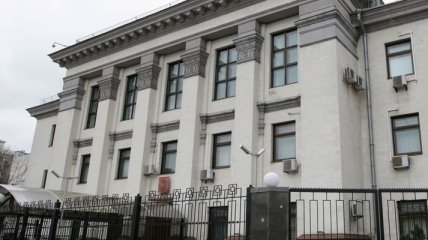 Возле посольства РФ в Киеве произошла стычка
