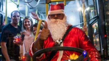 В Сан-Паулу за рулем автобуса разъезжает Санта Клаус