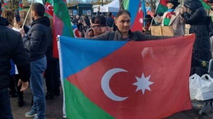 Активист держит флаг Южного Азербайджана