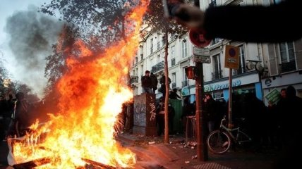 Погромы и поджоги: французы протестуют против нового "полицейского" закона (видео)