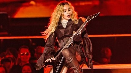 Мадонна расплакалась во время концерта и сообщила, что потеряла сына
