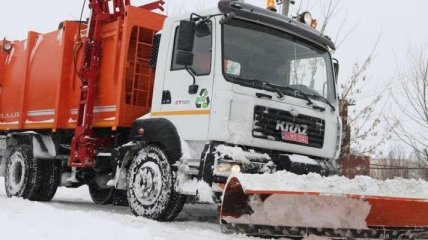 Необычные грузовики КрАЗ убирают снег с дорог Украины (Видео) 