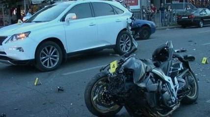 В центре Киева Lexus сбил насмерть мотоциклиста