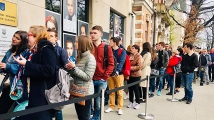 В Варшаве проголосовали 1806 граждан Украины, очередь в 200 метров