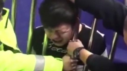 В Китае заключенный в отделении полиции застрял головой в решетке (Видео)