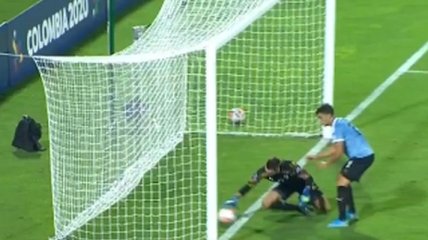 Вратарь сборной Уругвая стал посмешищем в матче с Бразилией (Видео)