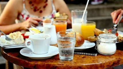 Запивать или не запивать: диетолог Светлана Фус ответила, стоит ли пить воду во время еды