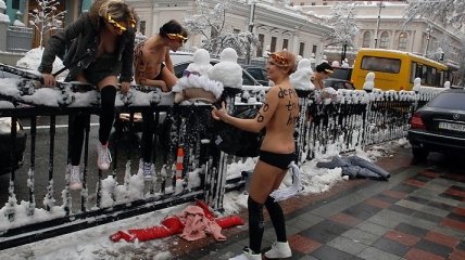 Femen: Состав ВР - сборище дрессированных лошадей (Фото)