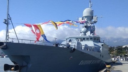 На фоне кризиса в Черном море Россия перебросила в Крым малый ракетный корабль (фото и видео)