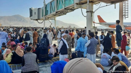 В аэропорту остаются тысячи желающих покинуть Афганистан