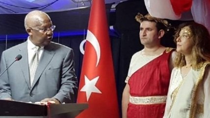 Посла Турции отозвали из Уганды из-за неоднозначного одеяния 