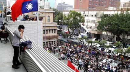 На Тайване сотни демонстрантов заняли парламент