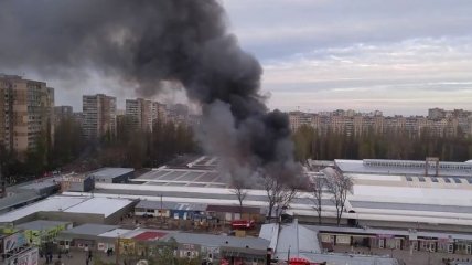 Двое полицейских пострадали при эвакуации людей из-за пожара на рынке в Одессе