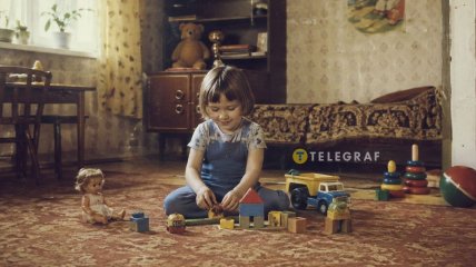 Ребенок играет в одиночестве