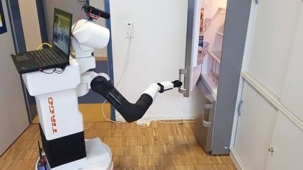 Немецкий робот приносит пиво из холодильника (Видео)