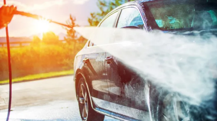 Влітку може бути приємно помити самостійно машину просто надворі