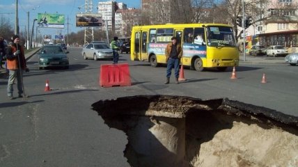 В Одессе провалился асфальт: 2-й раз на том же месте 
