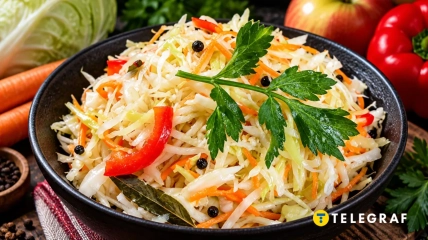 Пикантная капуста с яблоком