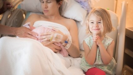 ФОТОпозитив: первая встреча детей с новорожденным братиком или сестричкой