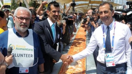 Итальянцы лакомились 160-метровой пиццей (Фото, Видео)