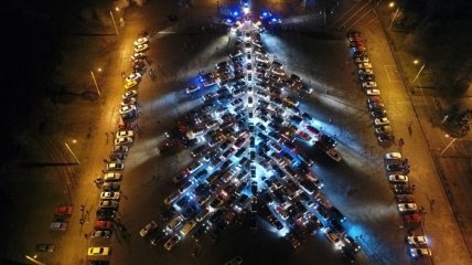 Новогодний рекорд в Запорожье: необычная елка из автомобилей