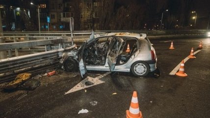 В Киеве в новогоднюю ночь сгорело авто (Видео)