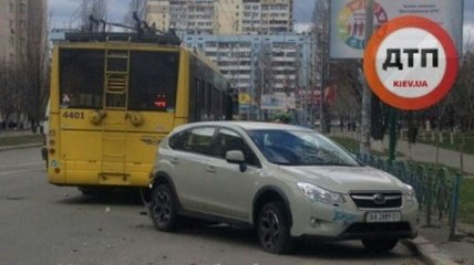 В Киеве троллейбус врезался в иномарку