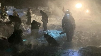 Под Норильском лавина накрыла горнолыжную базу: под снегом могут быть дети (фото, видео)