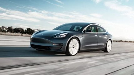 Автомобілі Tesla значно подешевшають завдяки "вічному" акумулятору