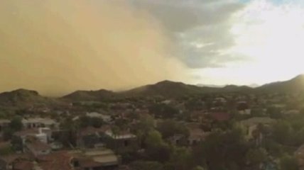Город Финикс в штате Аризона накрыла песчаная буря (Видео)